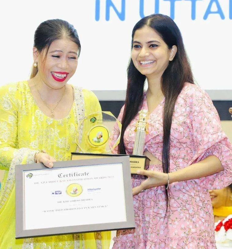 Dr. Khushboo Mishra of Amaya Dental receiving the Dr. A.P.J. Abdul Kalam Inspiration Award 2023 for Iconic Prosthodontist in Karnataka